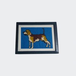 Perro en fondo azul